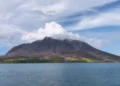 erupção vulcânica, monte Ruang, gases vulcânicos